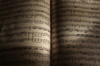 ¿Cómo puedo mejorar mi capacidad de leer partituras?